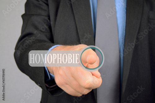 Homme appuyant sur le bouton homophobie