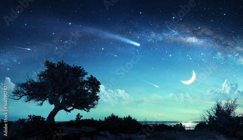 Spadające gwiazdy w krajobrazie fantasy w nocy
