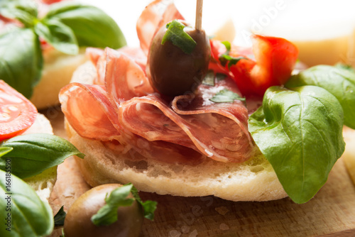 Stuzzichini di pane, salame e formaggio, Italian Appetizers