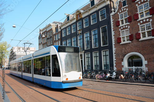 Tram oder Straßenbahn in Zentrum von Amsterdam