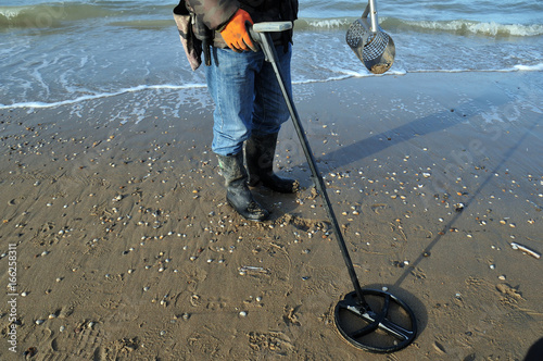 Sondengänger und Schatzsucher am Sandstrand