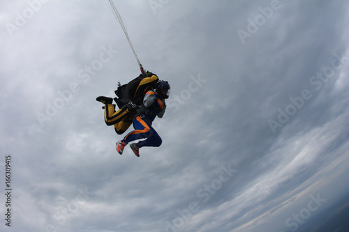 Tandem parachuting