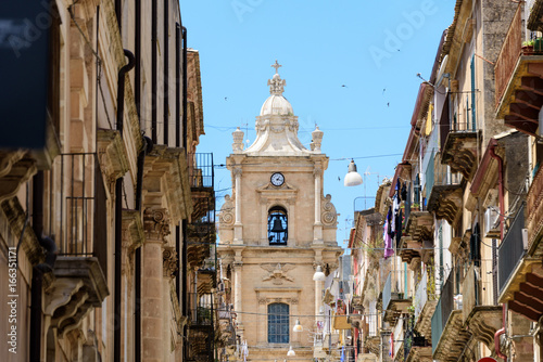 Strasse mit barocken Fassaden in Ragusa