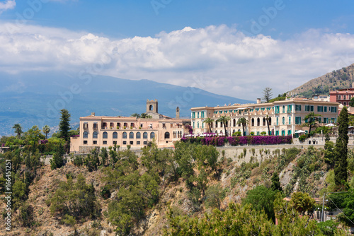 Taormina Hotel am Abgrund und Ätha dahinter