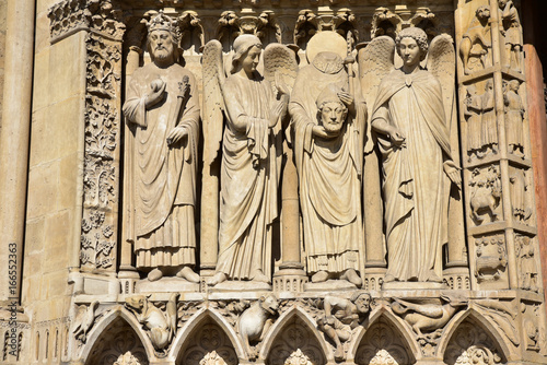 Statue céphalophore de Saint-Denis à Notre-Dame à Paris, France