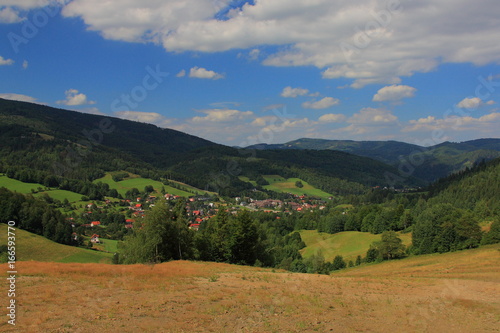 Panorama na beskidy ze szlaku wiodącego górę Szosów (Wisła Jawornik, województwo śląskie, Polska).