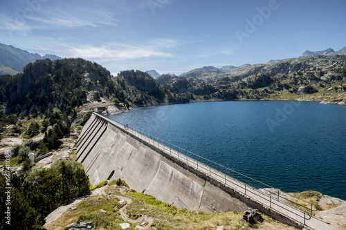 Presa de un embalse en la Vall de Aran en los Pirineos