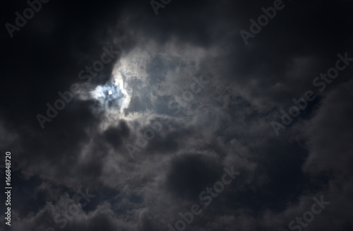 雲から透けて見える太陽「空想・雲のモンスター（太陽が目）何かが見つめているようなイメージ」存在感、何かが見つめる、何者かが警戒している、覗くなどのイメージ