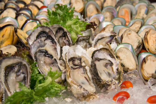  fresh seafoods on ice counter market