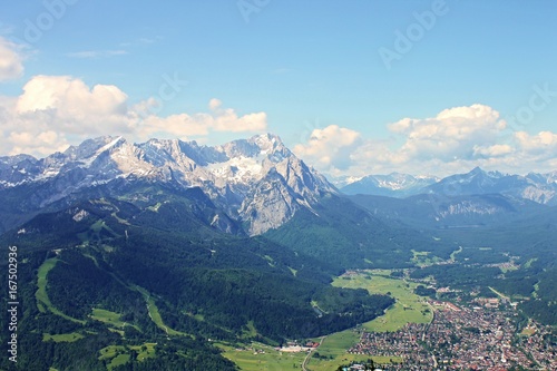 Zugspitze mit Blick auf Garmisch-Partenkirchen