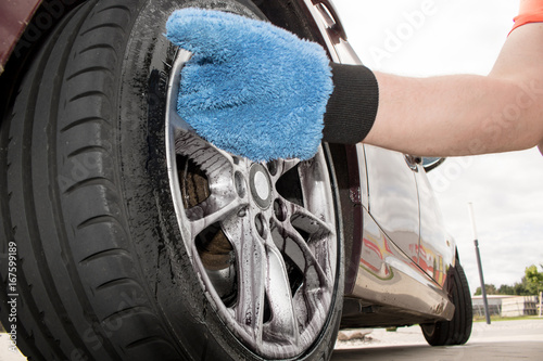 Dreckiges Rad bzw. Felge wird mit Mikrofaser Handschuh gereinigt