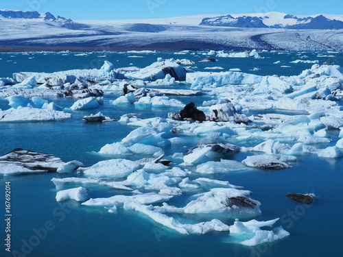 Lagune glaciaire de Jökulsarlon : bleu intense et glace polaire (Islande)