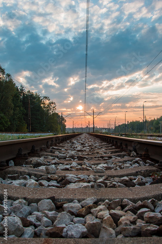 Tory kolejowe na tle wschodzącego słońca, Małogoszcz, Polska