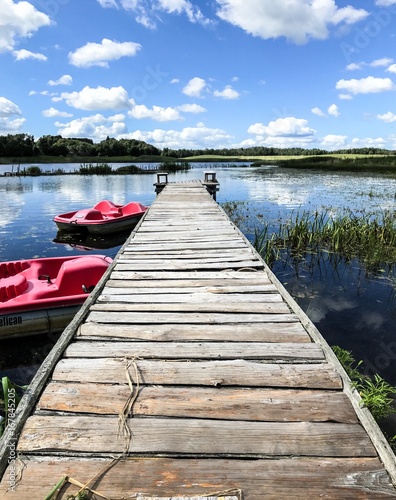 Piękna kładka nad stawem 