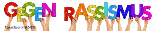 Gegen Rassismus Konzept / Hände mit bunten Holzbuchstaben isoliert auf Hintergrund weiß