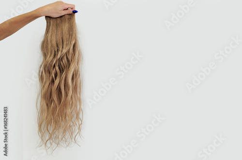 wavy blonde wig