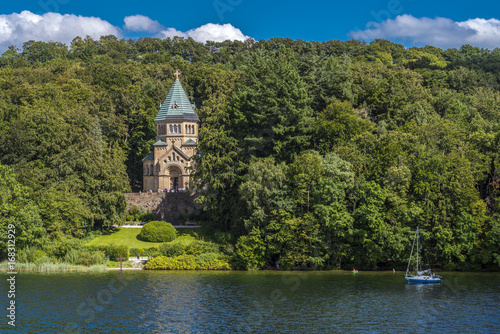 Votivkapelle bei Berg am Starnberger See zu Ehren von König Ludwig II. von Bayern unter weiß-blauen Himmel