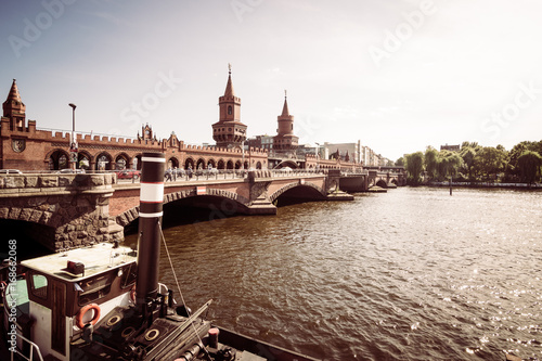 Oberbaumbrücke in Berlin im Sommer