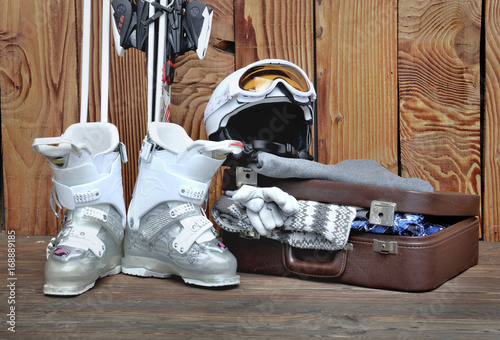 valise et équipement pour le ski sur terrasse en bois 