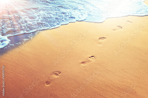 Fußspuren im Sand am Strand