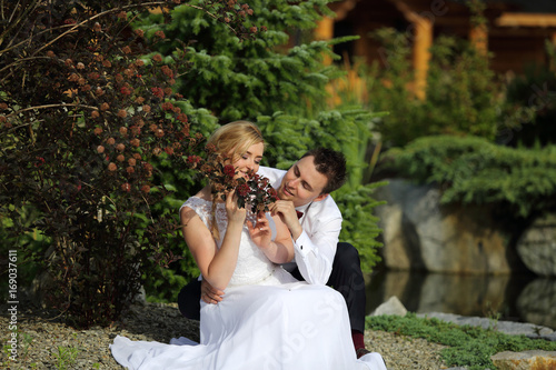 Romantyczna młoda para w ogrodzie z kwiatami.