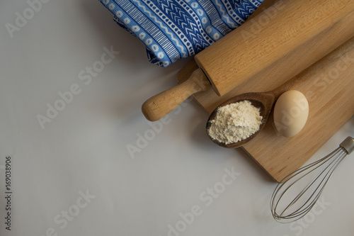 Zestaw podstawowych produktów wykorzystywanych do pieczenia ciast.