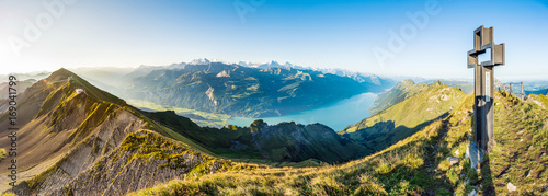 Panorama, Gipfelkreuz Schöngütsch, Brienzersee, Interlaken, Alpen im Berner Oberland, Schweiz