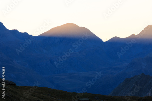 alba nella conca del Lauson, presso il rifugio Vittorio Sella, nel parco nazionale del Gran Paradiso