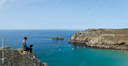 Homme au travail pendant ses vacances