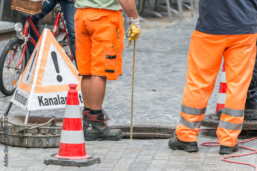 Straßenarbeiter bei Kanalarbeiten