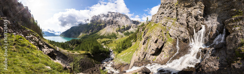 Panorama potoku strumień, jezioro, zielona dolina w górach Alp