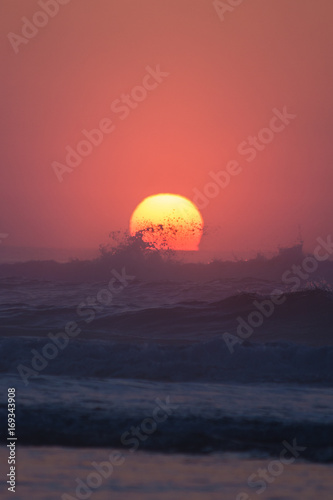 Paisagem do nascer do sol no mar