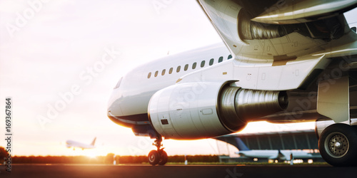 Biała handlowa samolotowa pozycja na lotniskowym pasie startowym przy zmierzchem. Samolot pasażerski startuje. Samolotowa pojęcia 3D ilustracja.