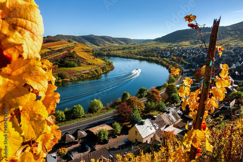 Farbenfrohe Herbststimmung im Moseltal