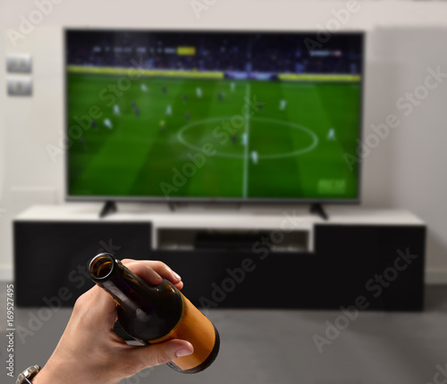 Viendo el partido de futbol en la tv con mi cerveza.