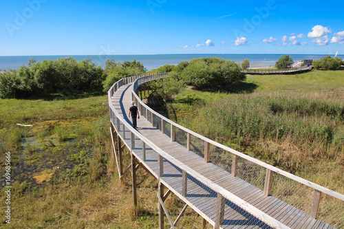 Pärnu (Estonie) - Plate-forme d'observation et plage de Pärnu / Pärnu rannaniidu matkarada