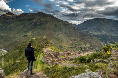 Touristin geniesst Aussicht auf Inka-Ruinen von Pisac, Heiliges Tal der Inkas