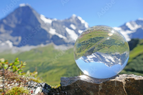 alpen in kristallkugel, berner oberland, schweiz 