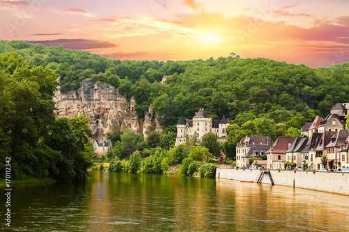 La Roque Gageac vue depuis la Dordogne. Dordogne. Nouvelle Aquitaine