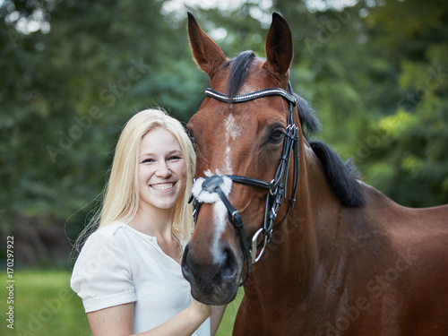 junge blonde Frau mit ihrem Pferd