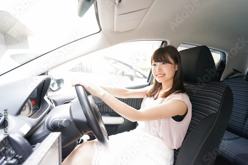 車を運転する若い日本人女性