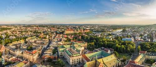 Kraków - panorama starego miasta z lotu ptaka. Krajobraz miasta z ulicą Grodzką i zamkiem na Wawelu.