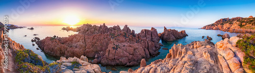 Sonnenuntergang an der Felsen Küste Costa Paradiso in Sardinien