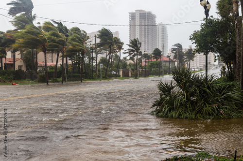 Huragan Irma i tropikalna burza w Fort Lauderdale na Florydzie.