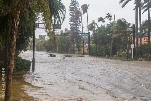 Huragan Irma i tropikalna burza w Fort Lauderdale na Florydzie.
