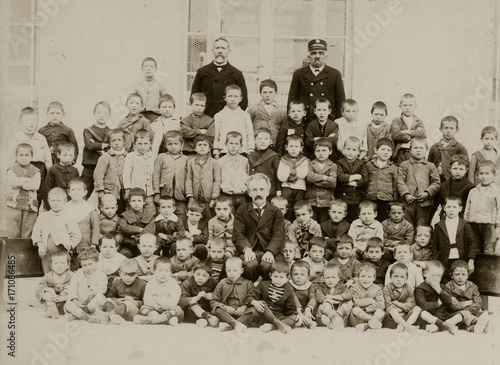 FOTO ANTICA CON CLASSE DI BAMBINI IN POSA