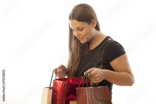 junge brünette Frau freut sich über ihren Einkauf