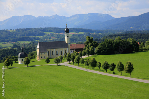  Hügellandschaft mit Wallfahrtskirche St. Marinus und Anian, Wilparting, Bayern, Deutschland, Europa, 