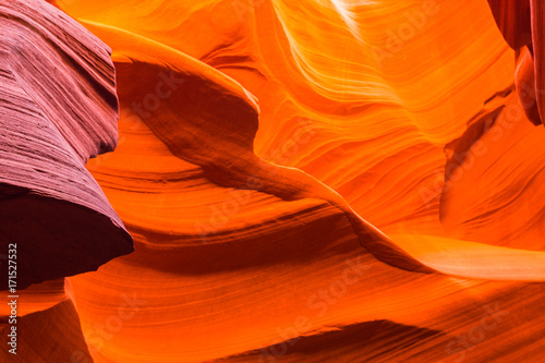 Piękne abstrakcjonistyczne czerwonego piaskowa formacje w antylopa jarze, Arizona