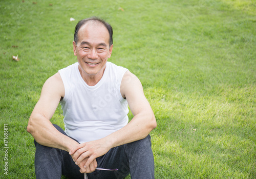 Portrait of a senior man outdoors (man, old, happy)